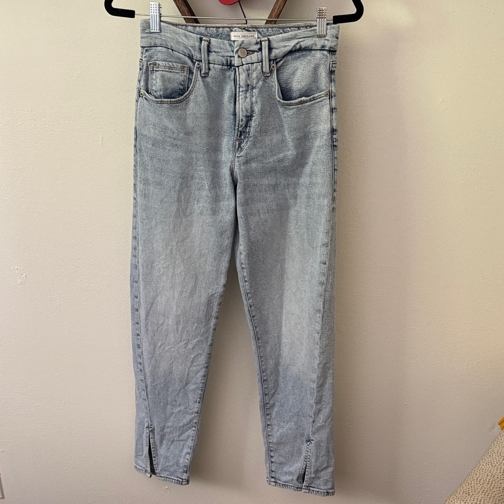 Good American good boy petite Straight Leg Jeans in Light Wash Blue